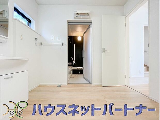 毎日使う洗濯機。しっかりと奥行きのある置き場が確保されています。