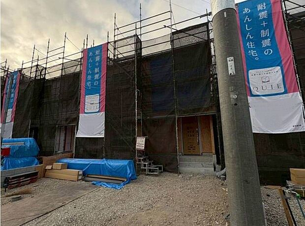 街に溶け合う美しい景観と、採光や風通しを考えて設計された間取り。近隣の視線を考え調整した窓位置など、外観だけでなく、住まうご家族の心地よさを最優先しました。