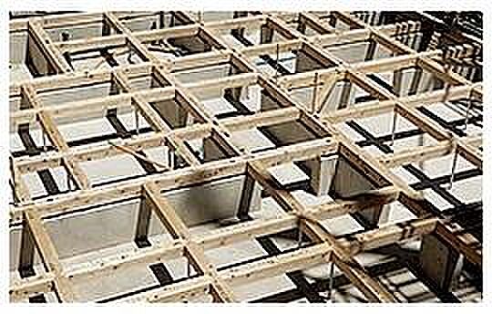 「土台が狂わなければ上物も狂わない」。この考えのもと土台確認を徹底。  自社の現場管理者が責任をもって天端レベル確認作業および土台墨作業を行います。