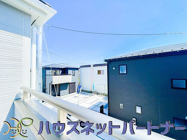 青い空が近くに感じるバルコニーは、爽やかな風をお部屋へ運んでくれます。