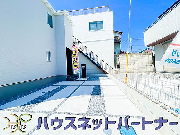 玄関横に駐車場なのでお買い物をした後は楽にお家へ。沢山お買物した時は助かりますね。
