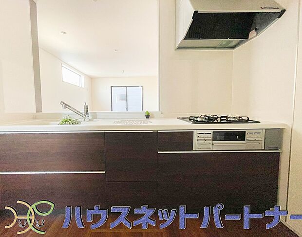 キッチン吊戸棚を無くす事によって、コミュニケーションを重視した設計に致しました。区画によって変わる一体感を、実際にご覧になって頂けましたらと思います。