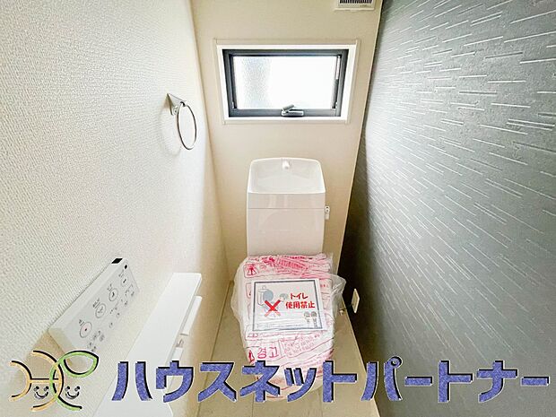 快適な生活を送るための必須アイテムとなった洗浄機能付トイレ。おしり洗浄、ビデ洗浄、暖房便座の3つの機能を標準装備しています。