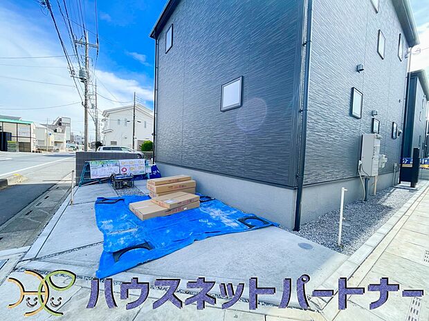 カースペース2台可。敷地内に駐車スペースが2台分確保されています。通勤、お出かけ、ショッピングなど、家族で出かける際の足となる車。状況に応じて使い分けたい、そんな方におすすめです。