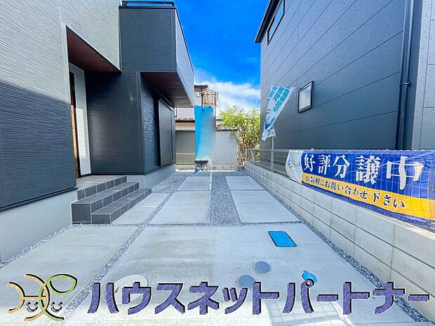 玄関横に駐車場なのでお買い物をした後は楽にお家へ。沢山お買物した時は助かりますね。