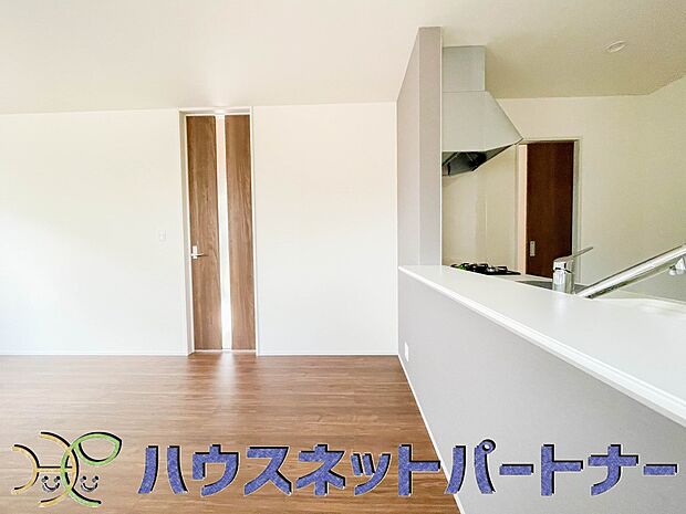 忙しい朝でも家族揃って食事をして頂ける、ゆとりある大きさのダイニングスペース。奥様の手料理をカウンター越しに受けとって頂き、テーブルで囲む素敵な時間を存分にお愉しみ下さい。