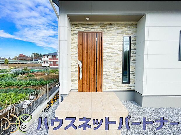 家の顔となる玄関は、デザインが求められます。高級感と断熱性、防犯性に優れた玄関ドアを標準装備。ピッキング対策のセキュリティサムターン等、防犯に考慮しました。