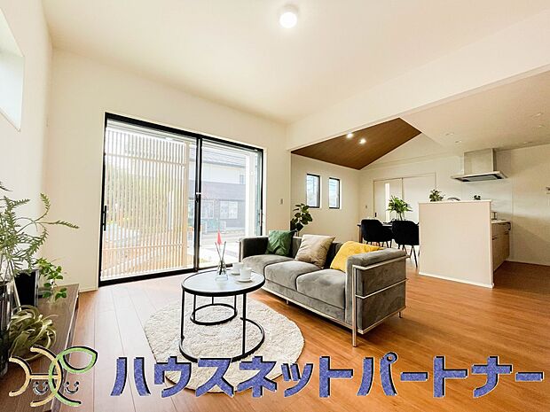 明るいリビングの窓には電動シャッターで開け閉めが楽。