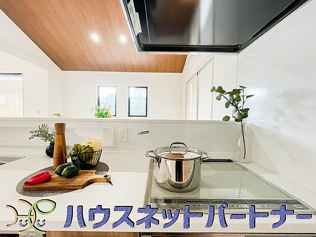 三口コンロで料理の幅を拡げてくれる使いやすいシステムキッチンを採用。洗い場も大きいので野菜や食器を洗ったりする際にも捗り、奥様の強い味方となってくれるはずです。