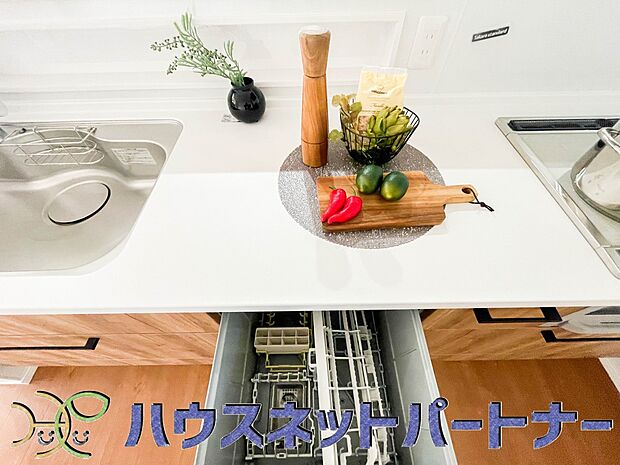 ビルトイン食器洗乾燥機完備。家事のお手伝いをしてくれる奥様の味方です。食器を洗っている間にお掃除など、様々なシーンで家事の時短に役立つ食洗機。省スペースのビルトインタイプを採用致しました。