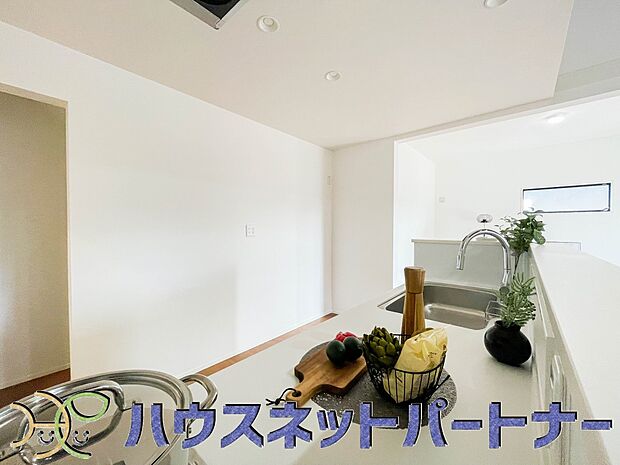 生活の中心となるLDKは対面キッチンタイプのゆったりサイズ。生活動線をワンフロアに集中させることで、ご家族が自然と集まる空間を設計から実現しました。