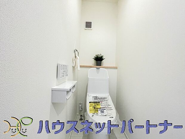 快適な生活を送るための必須アイテムとなった洗浄機能付トイレ。おしり洗浄、ビデ洗浄、暖房便座の3つの機能を標準装備しています