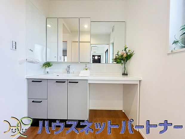 スタイリッシュな三面鏡の洗面台は、鏡も大きく朝の支度を快適にさせてくれます。