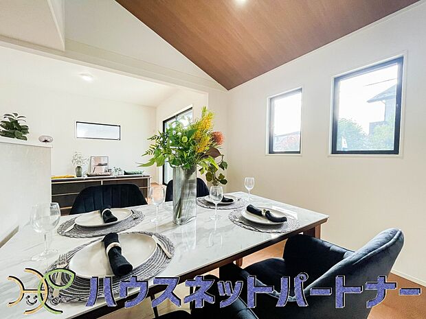 カウンターキッチンなら、リビングで遊ぶ子供の様子を見ながら料理ができるので安心です。料理を運んでもらったり、子供にお手伝いしてもらいやすいのもいいですね。