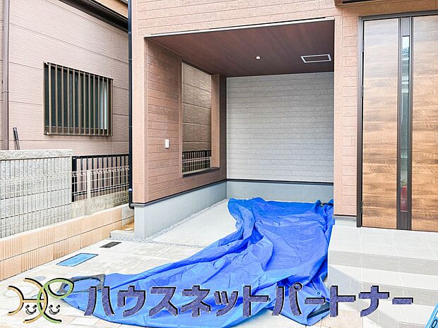 駐車場がある戸建を持つ最大のメリットは、駐車場代金を支払い続ける必要がないことです。賃貸住宅に住んでいる方が、戸建の購入を考えるきっかけに挙げることが多いようです。