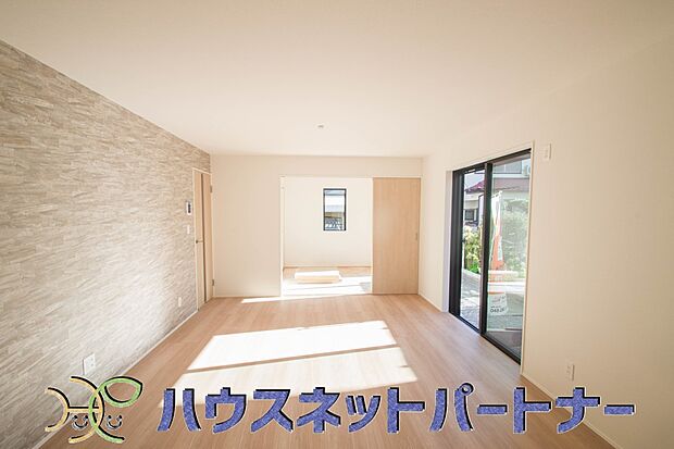 大好評のアクセントクロス。お部屋の壁紙を一部分だけ違う壁紙に変えることをアクセントクロスといいます。室内を広く見せ、個性的な空間を演出します。スタイリッシュな雰囲気づくりにも効果的。