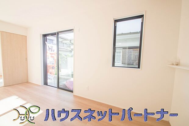 整然とした空間演出、快適な理想の暮らしの実現は家のみの拘りではなく、そこで暮らす方々にとって素敵な環境であることも挙げられると思います。四季折々の変化が奏でる鼓動を楽しんで下さい。