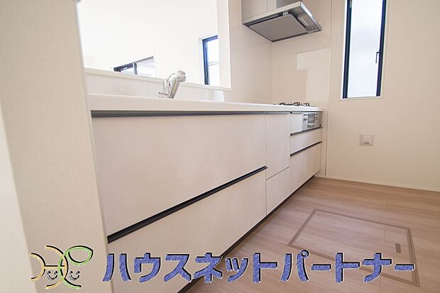 キッチン吊戸棚を無くす事によって、コミュニケーションを重視した設計に致しました。区画によって変わる一体感を、実際にご覧になって頂けましたらと思います。 