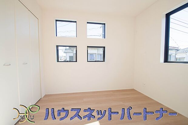 陽射しがぽかぽかと差し込むお部屋は湿気やカビの心配も減るので快適に過ごせます。