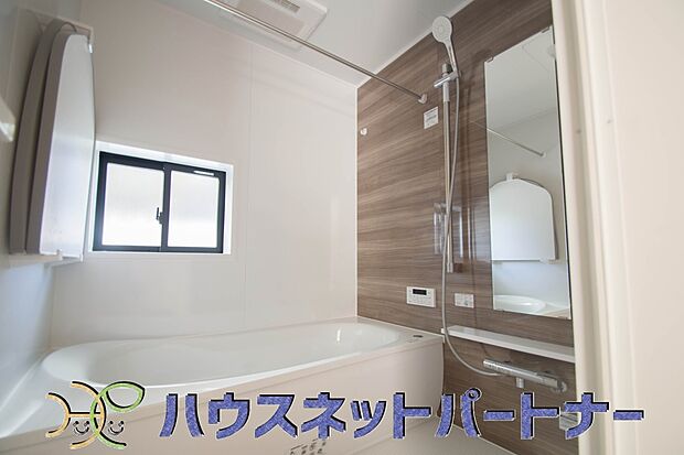 窓がある浴室は心地よいバスタイムを演出してくれます。たまには本を読みながら半身浴もいいですね。