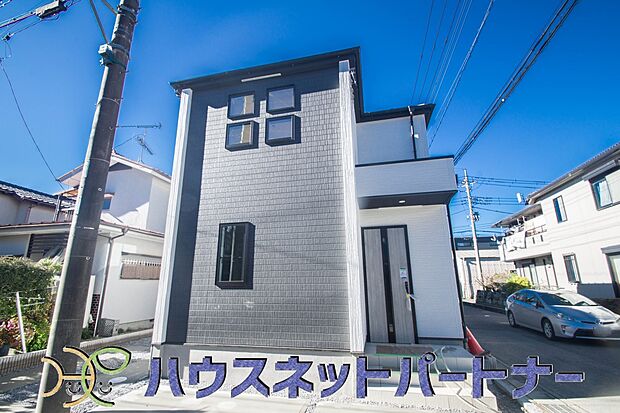 堂々たる趣ながら、主張し過ぎずどこか余裕を感じさせるシャープなフォルムで佇む邸宅は、晴天の空と照らし合わせる事で、本来あるべき完成形の姿を見せてくれます。