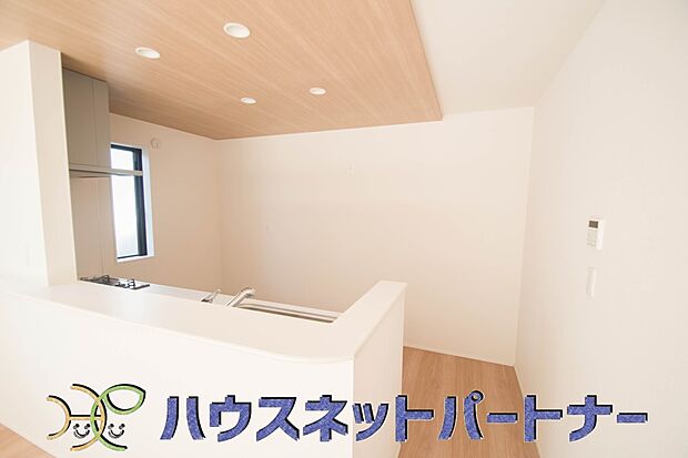 キッチンカウンターがあると配膳が楽なことがメリットの一つ。後片付けをするときも、ダイニングテーブルからあまり動かずに流し台へ運ぶことができるので便利です♪