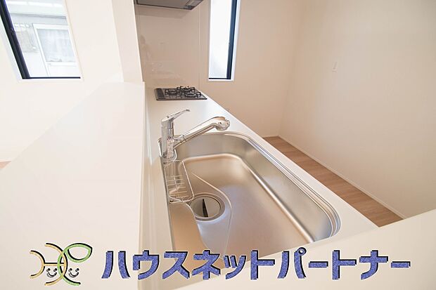 人工大理石のワークトップやシンクは、水を流しただけできれいになったように見えます。白いキッチンは明るく清潔感があり、とっても素敵です。