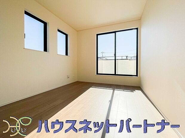 ベッドを置いて主寝室をイメージ。それでも広々してますね。