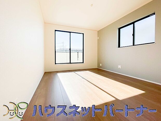 陽光が降り注ぐ明るく開放的な空間が魅力的。