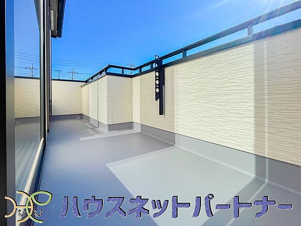 南向きバルコニーから明るい陽射しと爽やかな風がお部屋へと流れ込む、心地よい空間です。2部屋続きなのでお布団も沢山干せますね。