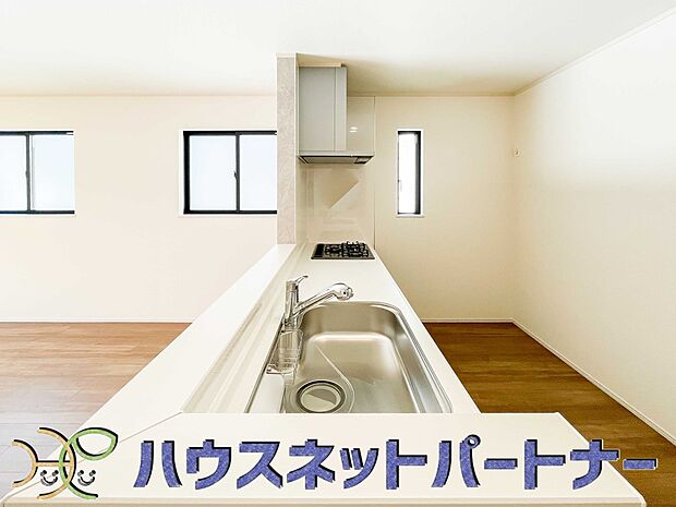 忙しい朝でも家族揃って食事をして頂ける、ゆとりある大きさのダイニングスペース。奥様の手料理をカウンター越しに受けとって頂き、テーブルで囲む素敵な時間を存分にお愉しみ下さい。