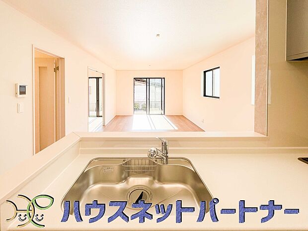 家族の様子を見ながらキッチンでお料理。一日の出来事を会話しながらの家事は嬉しいコミュニケーション。