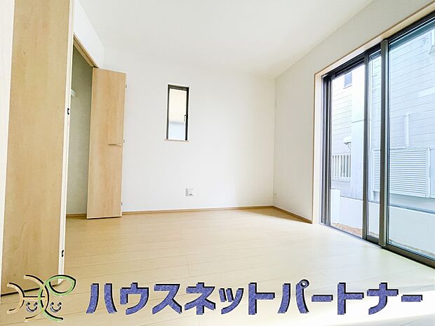 通風・採光に優れ、心地よい光と風が溢れています。 贅沢で豊かな居住性と、プライドを満たすクオリティが見事に調和した住空間。新築ならではの快適なひとときをご体感頂ける筈です。