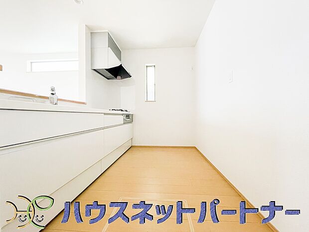 明るい自然光が入る作業スペースを多くとったキッチン採用。夫婦揃ってキッチンに立っても調理がしやすく、家事をしながら会話も弾みます。食器類もすっきりと片付く収納力。