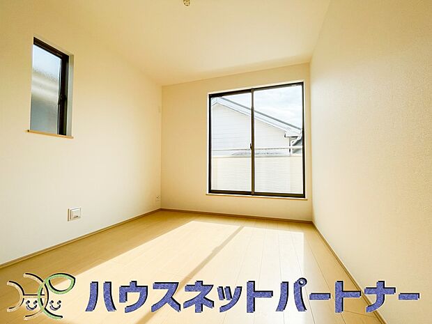 バルコニーに直接出入りできるお部屋です。ちょっと外の空気を吸いたい時や、ベランダでミニガーデニングなども楽しめそうです。