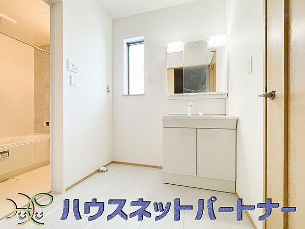 大きく見やすい三面鏡で清潔感ある洗面台は、身だしなみチェックや肌のお手入れに最適です。何かと物が増える場所だからこそ、スッキリと見映えの良い空間に拵えました。