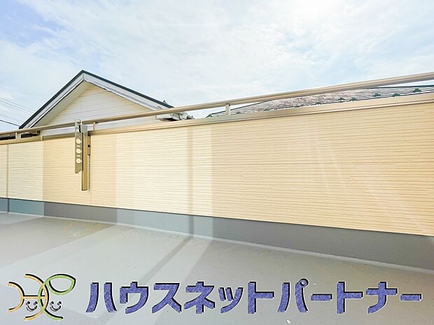 南向きバルコニーから明るい陽射しと爽やかな風がお部屋へと流れ込む、心地よい空間です。2部屋続きなのでお布団も沢山干せますね。