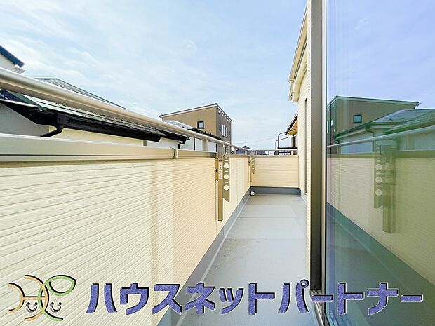 朝の澄んだ空気や、夕方に吹く清々しい風を五感で感じられるバルコニー。住まいの中で屋外にあって、本当の自然を感じられるスペースです。