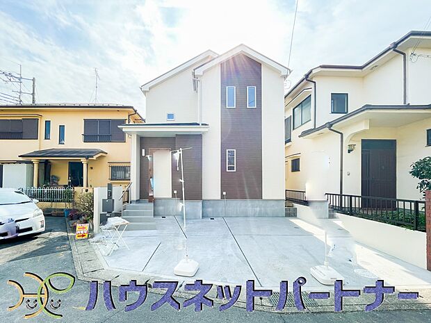 カースペース並列2台可。道路に面したカースペース。ストレスフリーなカーライフ。