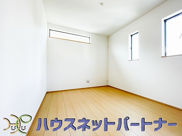 2面窓のある風通しの良いお部屋は心も体も元気にしてくれます。自分だけのお部屋作りを楽しんでみては。