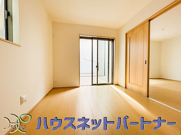 リビングのお隣の洋室は、ホームパーティーの時に開放して楽しい空間作りが出来ます。