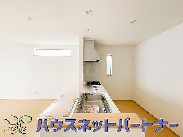 カウンターキッチンなら、リビングで遊ぶ子供の様子を見ながら料理ができるので安心です。料理を運んでもらったり、子供にお手伝いしてもらいやすいのもいいですね♪