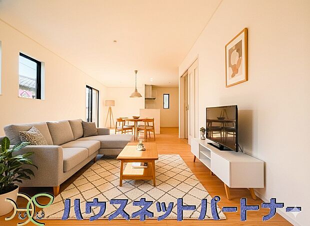 広いリビングは18帖。ソファーを置いて、テーブルを置いて・・。考えただけでワクワクしますね。