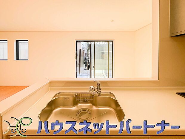 人工大理石のワークトップやシンクは、水を流しただけできれいになったように見えます。白いキッチンは明るく清潔感があり、とっても素敵です。