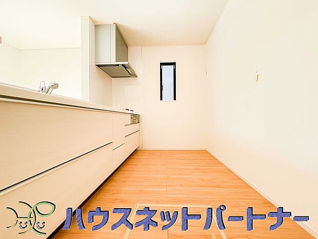 明るい自然光が入る作業スペースを多くとったキッチン採用。夫婦揃ってキッチンに立っても調理がしやすく、家事をしながら会話も弾みます。食器類もすっきりと片付く収納力。