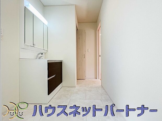 十分な大きさの洗面台は、身だしなみチェックや歯磨きなど、朝の慌ただしい時間でもホテルライクなスペースで余裕とゆとりを感じて頂けます。