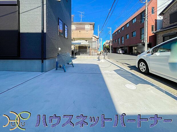 カースペース2台可。新築戸建てを購入する際、庭付きや駐車場2台付きは大変魅力的に映ります。駐車スペースが2台分あれば、夫婦それぞれ車をもっている場合や、親戚や友人などが車で来る際も安心です。