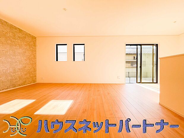 リビングは、食事スペースと寛げる場所設けてもまだ余裕の広さ。明るい光が照らしてくれます。