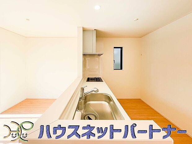 カウンターキッチンなら、リビングで遊ぶ子供の様子を見ながら料理ができるので安心です。