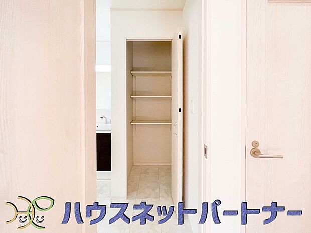 かさばるタオル類も、すっきりしまって使いやすく。収納物の量に合わせて、可動棚を調整できます。